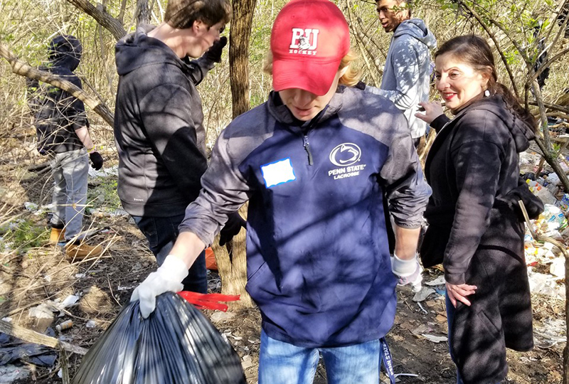 College partners with community, Olivet for trail cleanup 