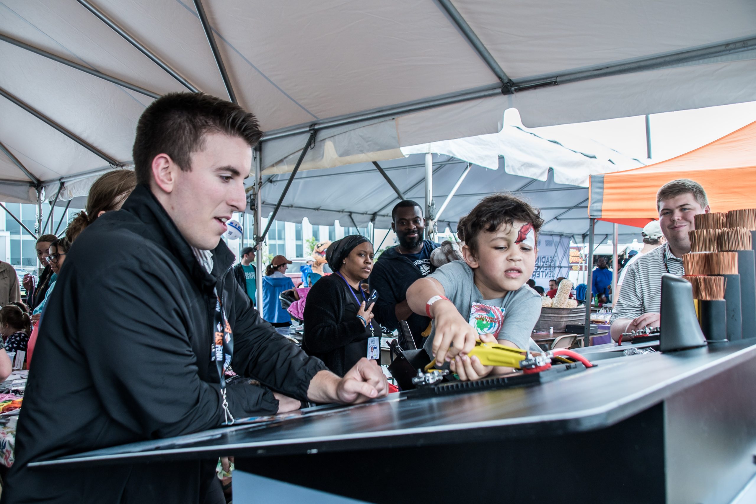 Celebre el Día de la Ciencia Despega en una Nueva Ubicación: Aeropuerto Regional de Reading